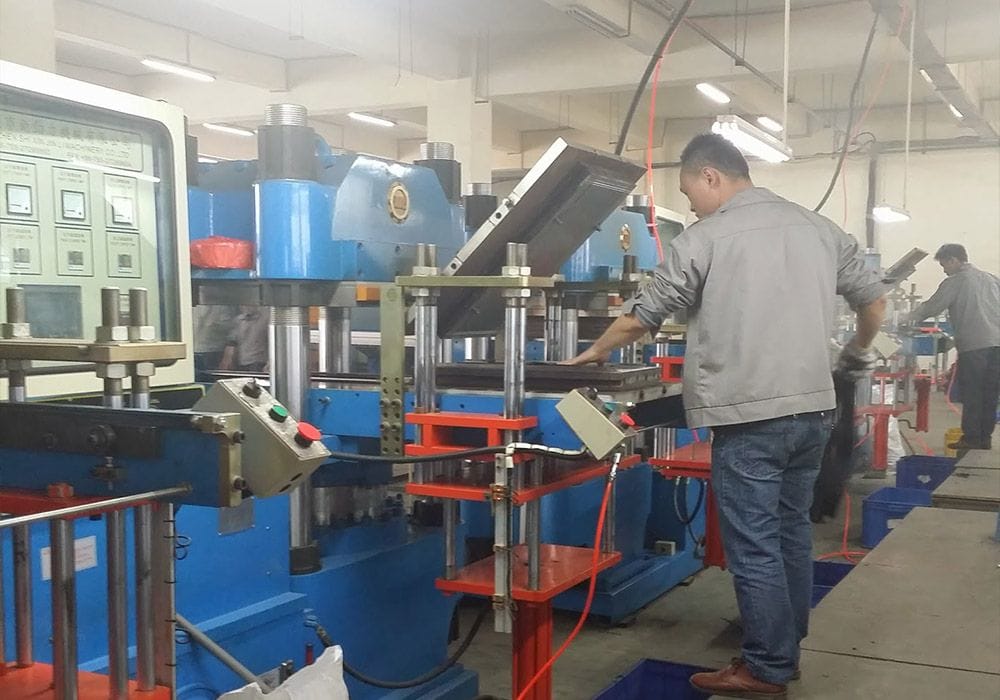 Fertigung: Mitarbeiter an einer Pressmaschine in der Produktionshalle